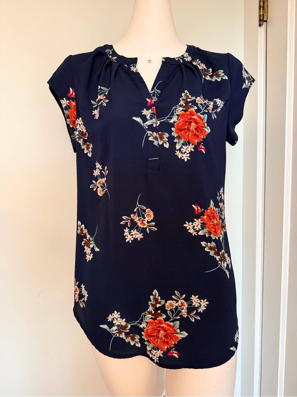 Fun2Fun Navy Floral Blouse Women’s Medium Cap Sleeve Split Neck Top EUC
